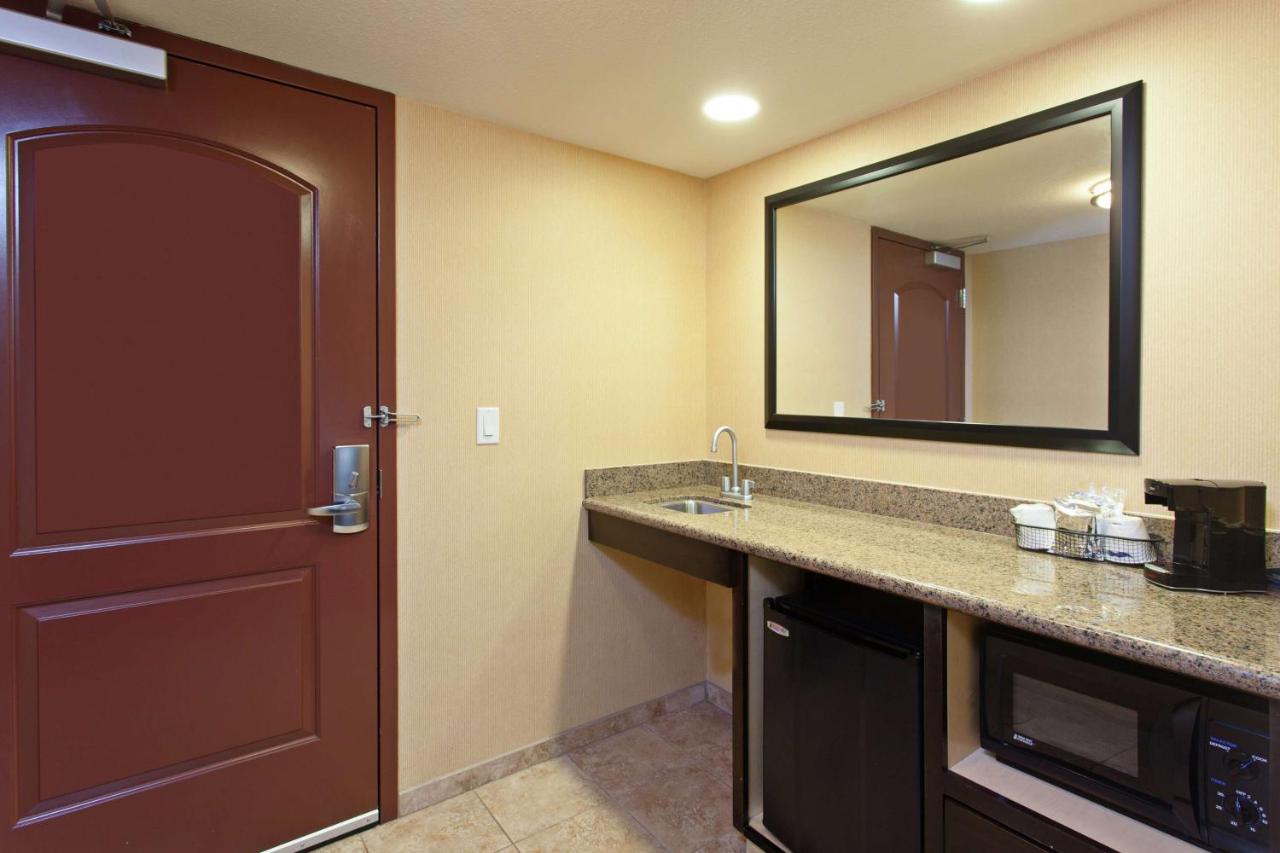 | Hampton Inn & Suites Fresno - Northwest