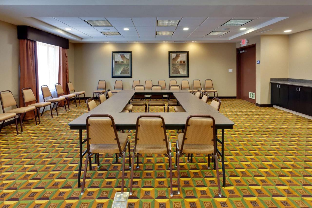 | Hampton Inn & Suites Fresno - Northwest