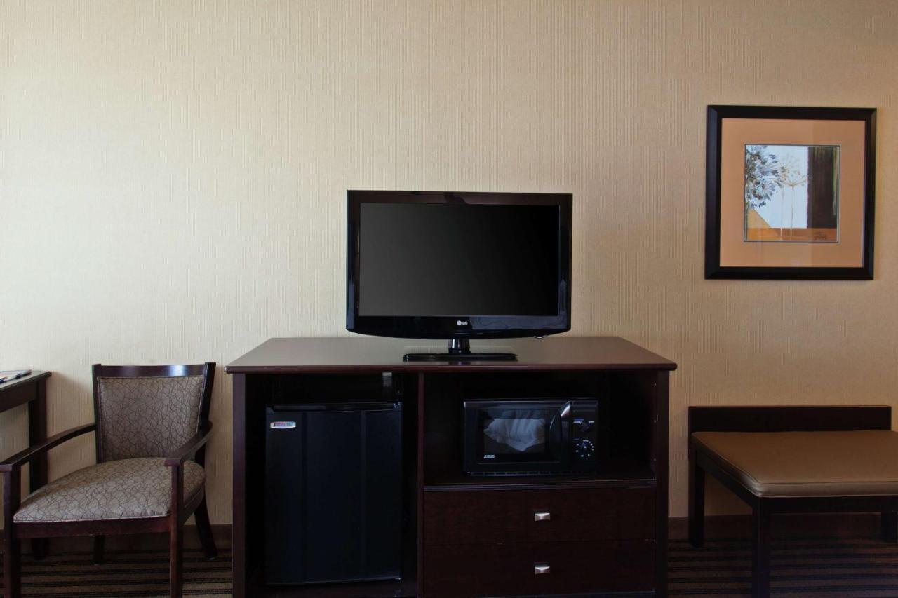 | Hampton Inn & Suites Fresno - Northwest