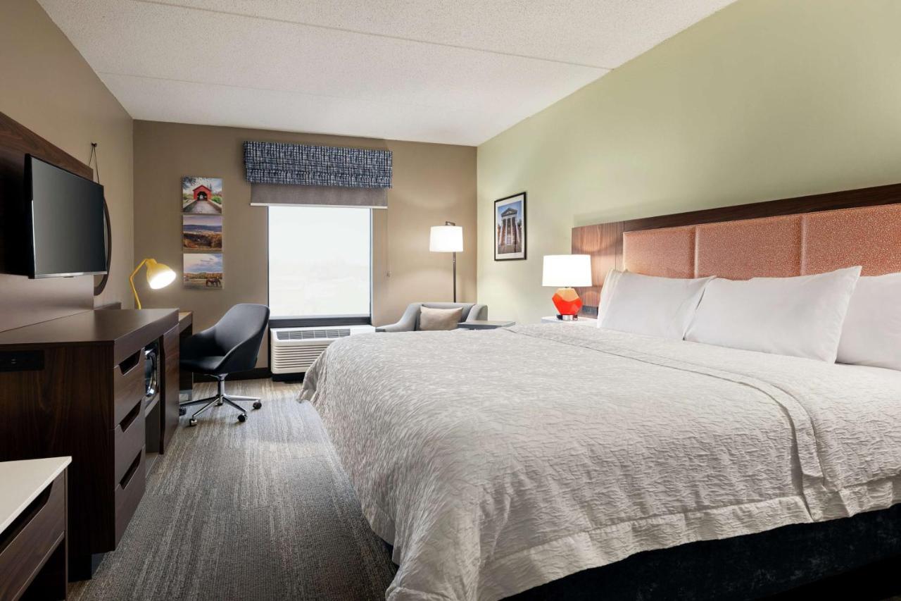 King Room at Hampton Inn & Suites Frederick-Fort Detrick