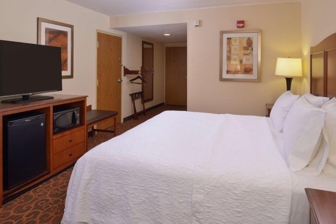 King Room with Bath Tub- Hearing Accessible/ Non-Smoking at Hampton Inn Frederick