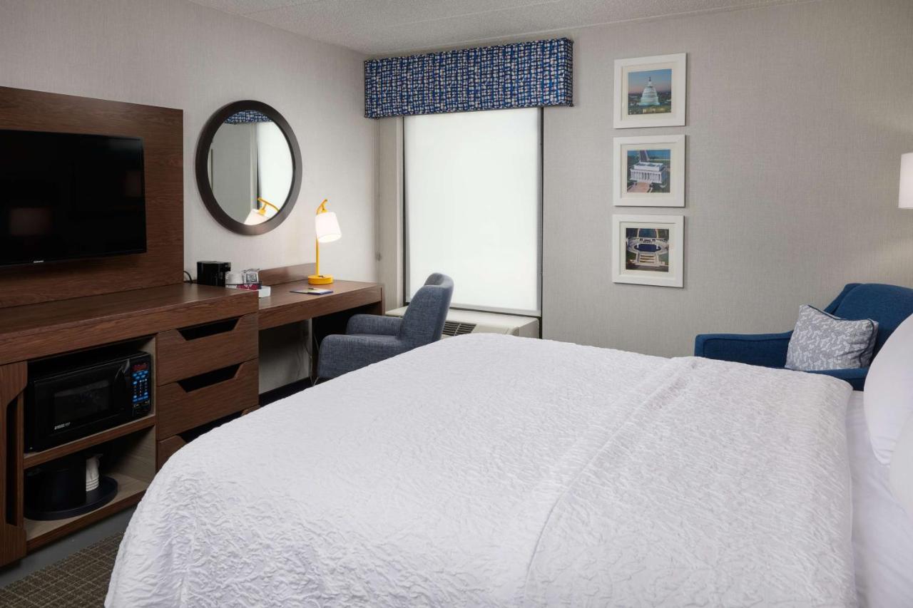 Queen Room - Non-Smoking at Hampton Inn Fairfax City