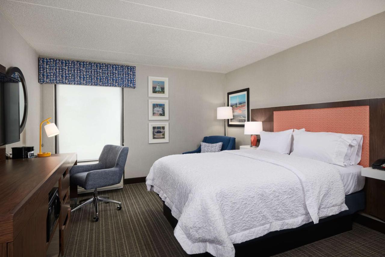 Queen Room - Non-Smoking at Hampton Inn Fairfax City