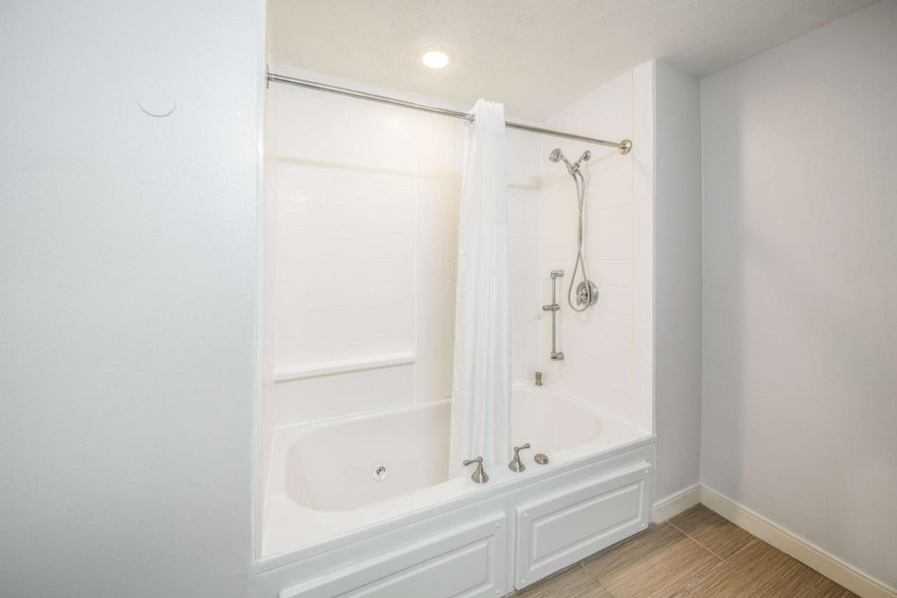 King Room Hearing Accessible with Tub - Non-Smoking at Hampton Inn Greenfield