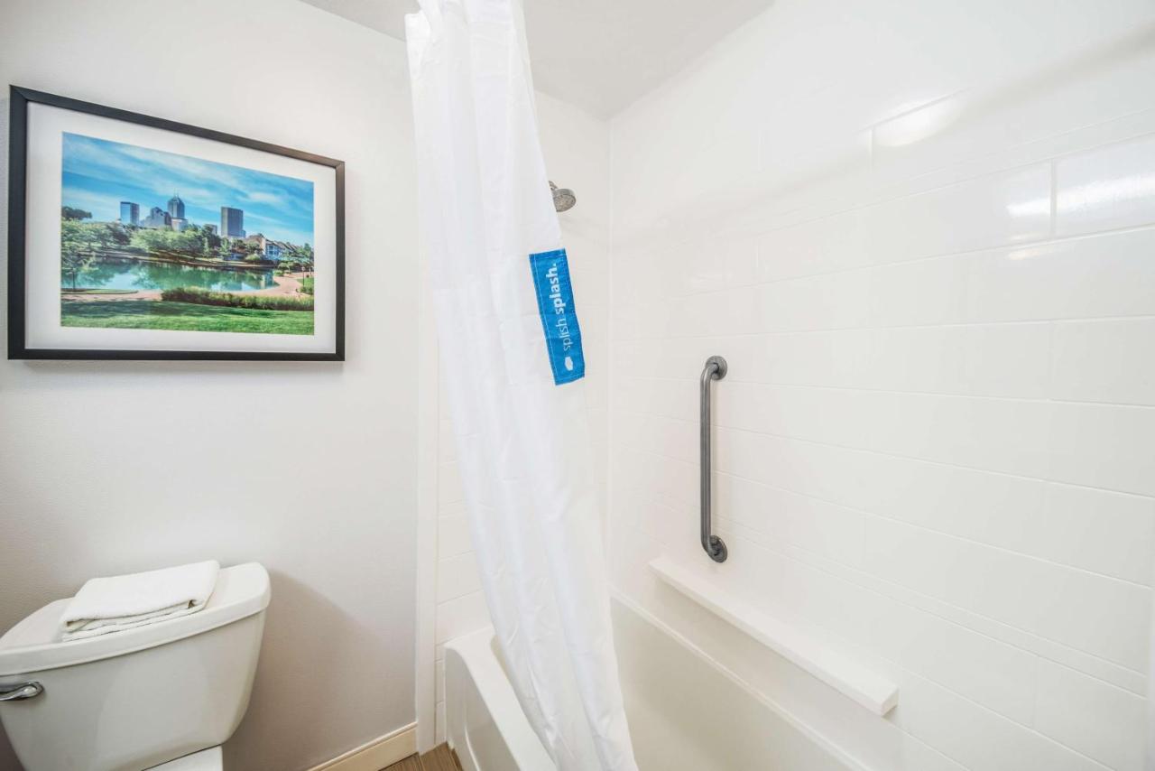 Queen Room with Two Queen Beds at Hampton Inn Greenfield