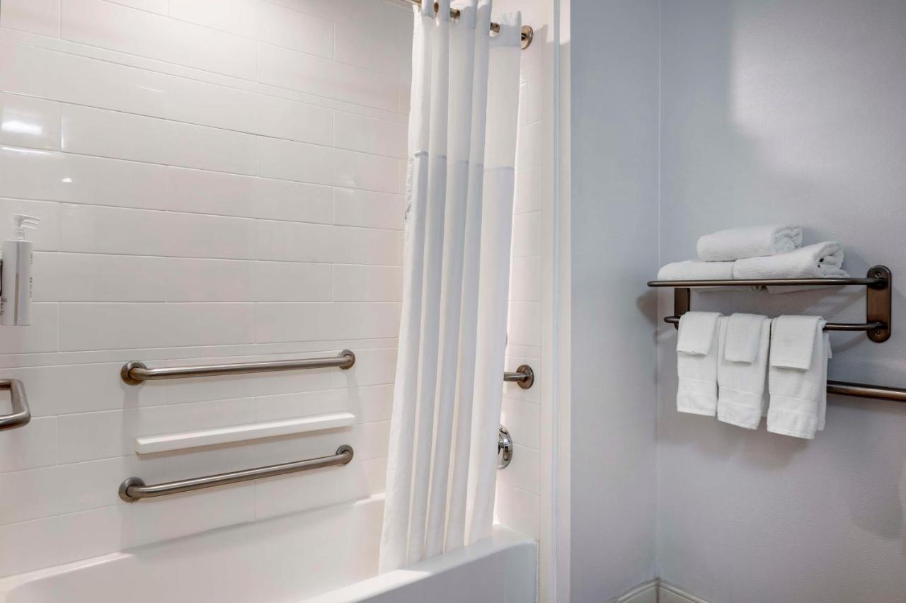King Room Hearing Accessible with Tub - Non-Smoking at Hampton Inn Greenfield