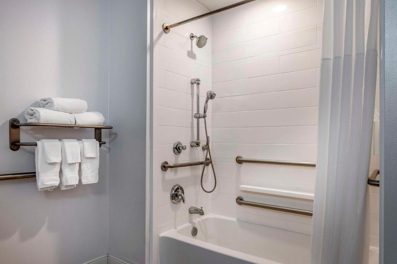 King Room Hearing Accessible with Tub - Non-Smoking at Hampton Inn Greenfield
