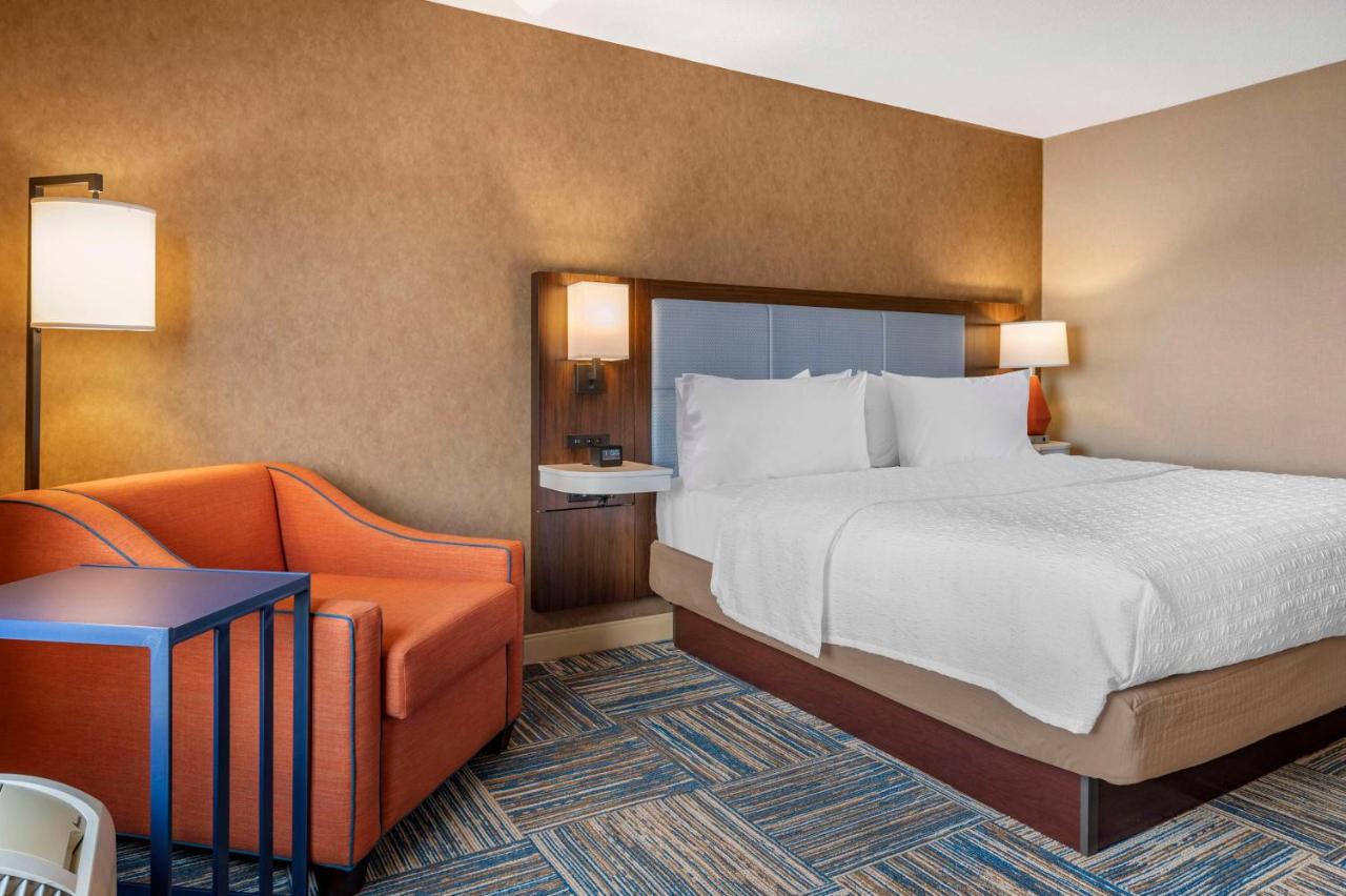 Deluxe King Room at Hampton Inn Greenfield