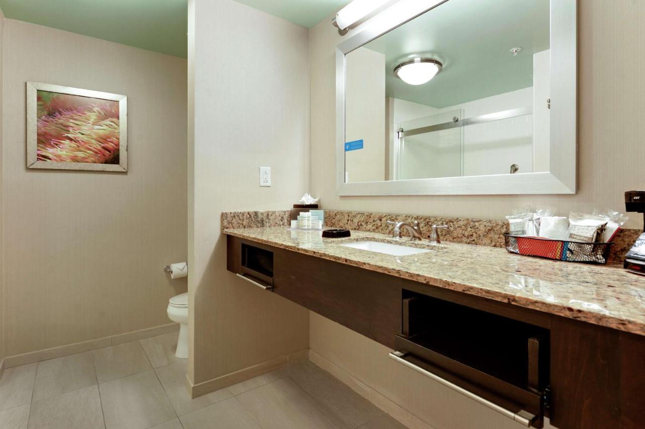 King Room at Hampton Inn & Suites Gulfport I-10