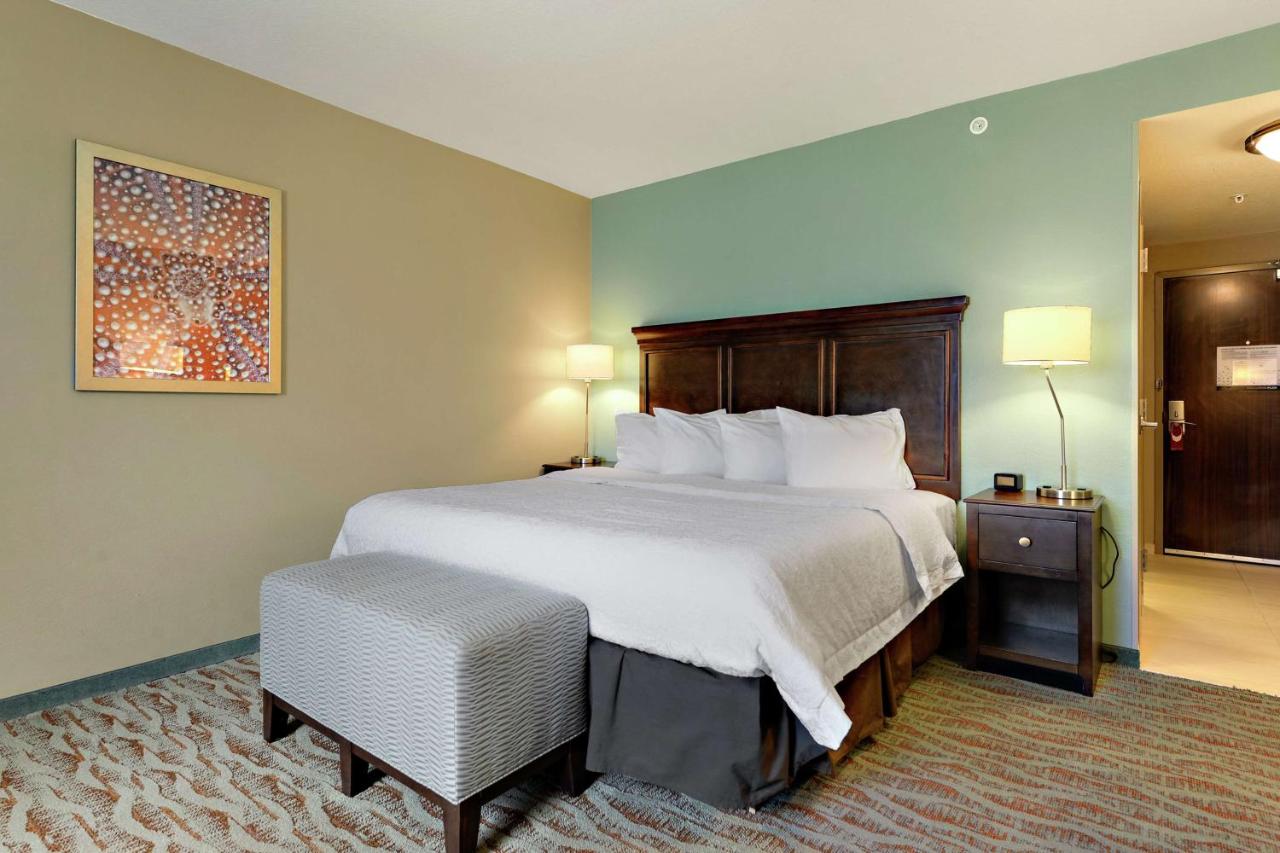 King Room at Hampton Inn & Suites Gulfport I-10