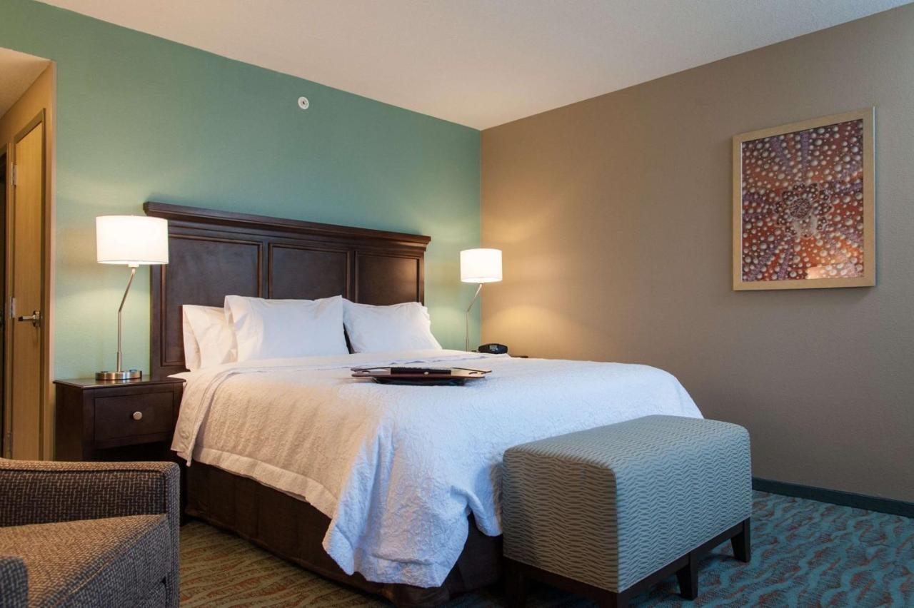 King Room at Hampton Inn & Suites Gulfport I-10