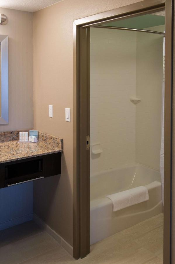 King Room at Hampton Inn & Suites Gulfport I-10