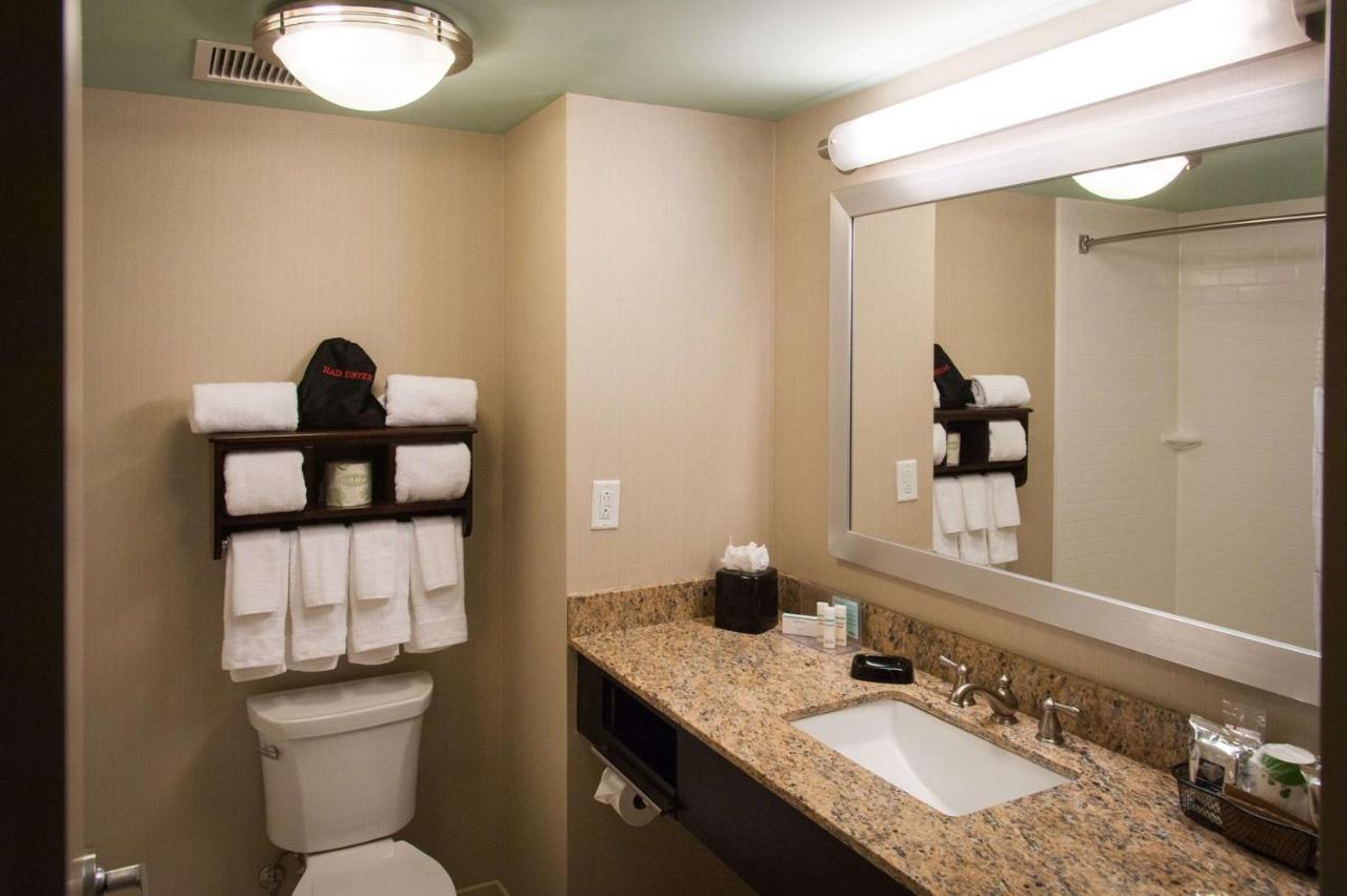King Room at Hampton Inn & Suites Gulfport I-10