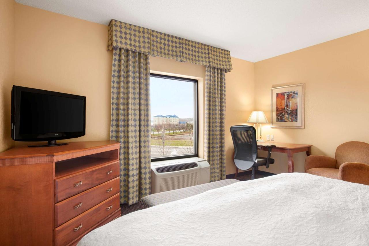 King Room at Hampton Inn Geneva