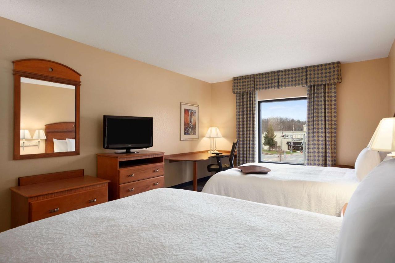 Queen Room with Two Queen Beds at Hampton Inn Geneva