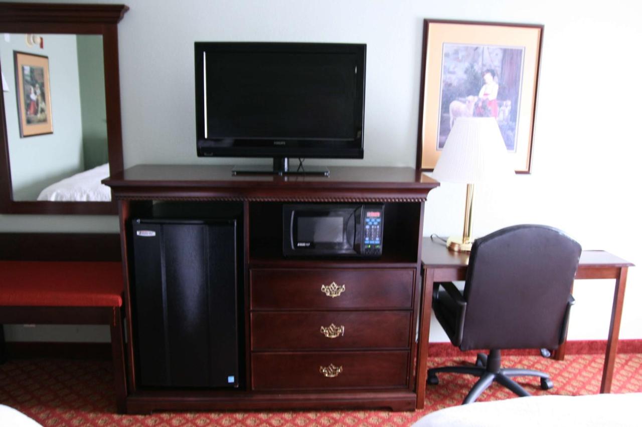 King Deluxe Room- Non-Smoking at Hampton Inn Hillsville