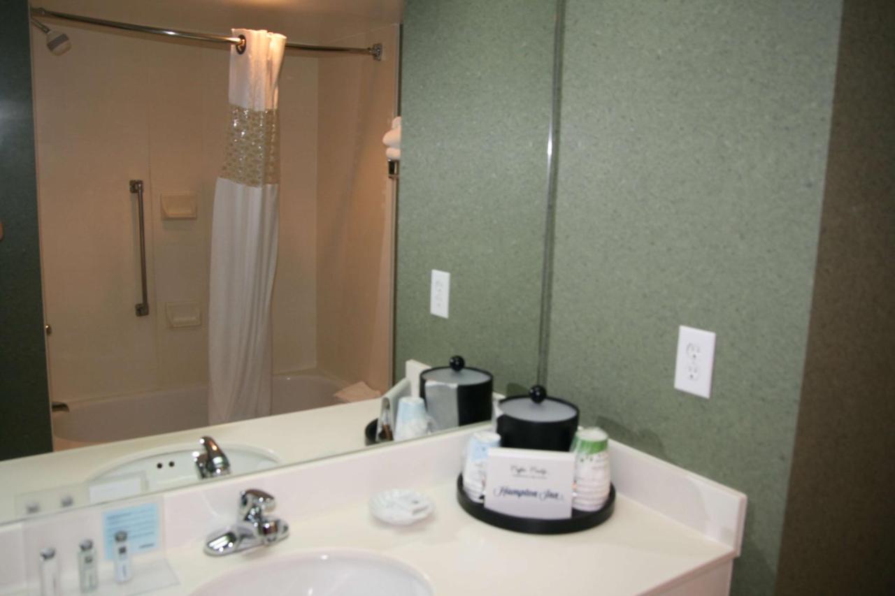 King Deluxe Room- Non-Smoking at Hampton Inn Hillsville