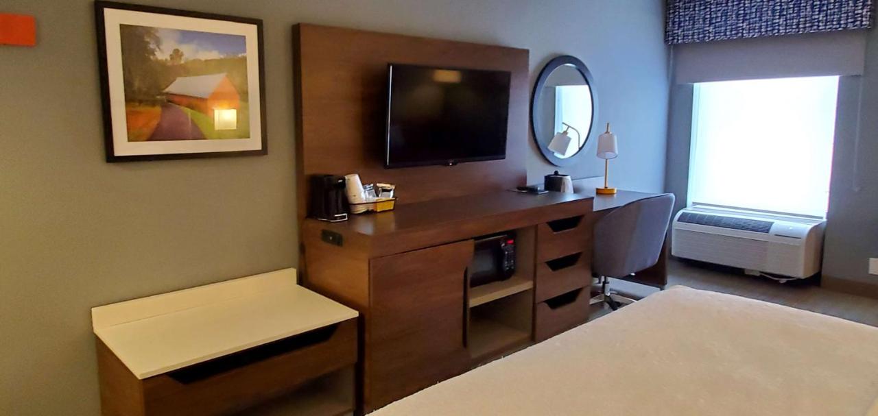 King Room Hearing Accessible with Sofa Bed - Non-Smoking at Hampton Inn Hillsville