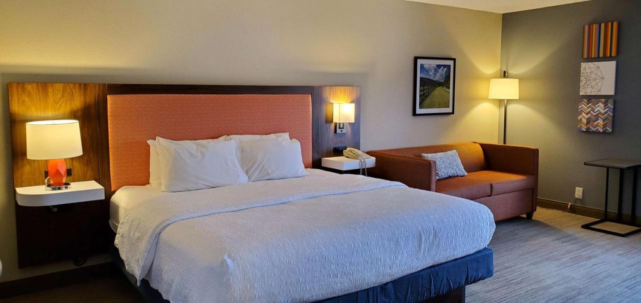 King Deluxe Room- Non-Smoking at Hampton Inn Hillsville