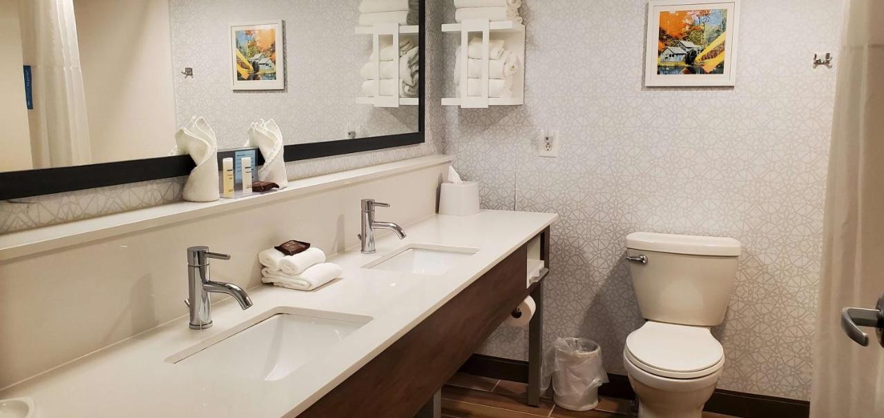 King Deluxe Room- Non-Smoking at Hampton Inn Hillsville