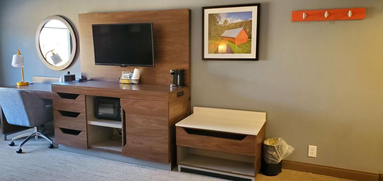 King Deluxe Room- Non-Smoking at Hampton Inn Hillsville