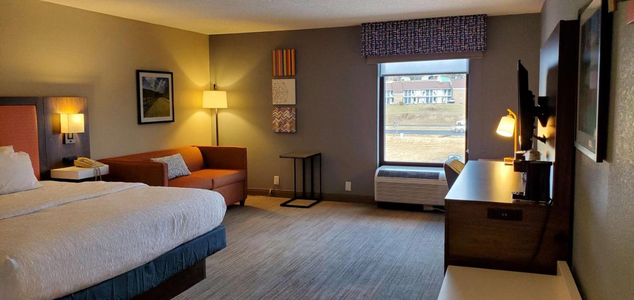 King Deluxe Room- Non-Smoking at Hampton Inn Hillsville