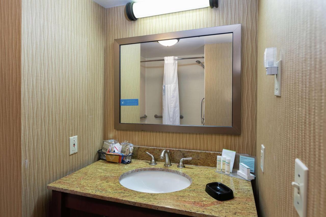 King Room - Disability Access/Non-Smoking at Hampton Inn Houma