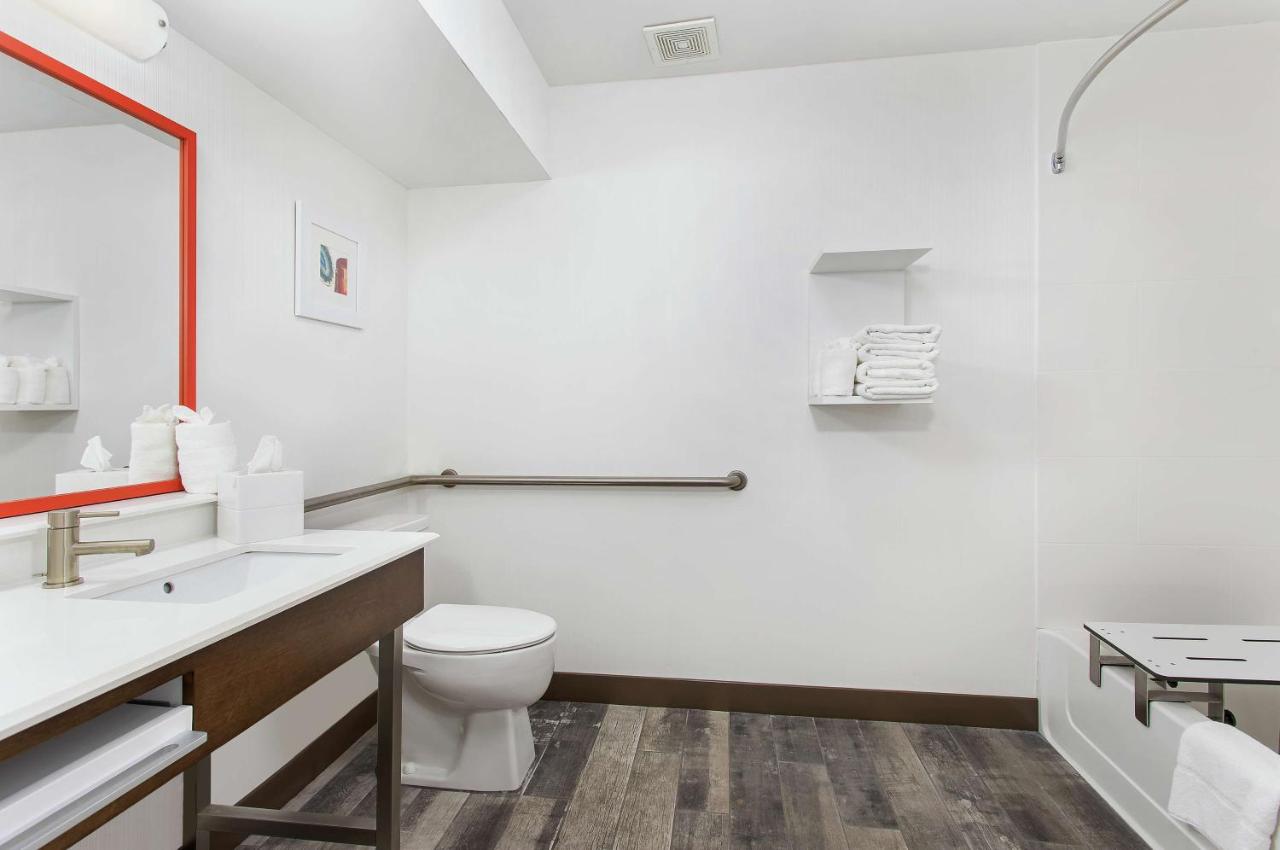 King Room with Disability/ Hearing Access - Non-Smoking at Hampton Inn Cullman