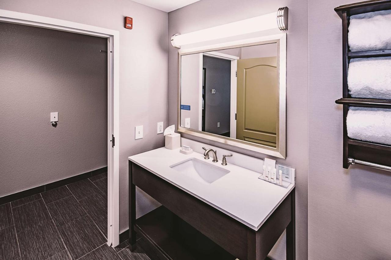King Room - Non-Smoking at Hampton Inn Niagara Falls/Blvd