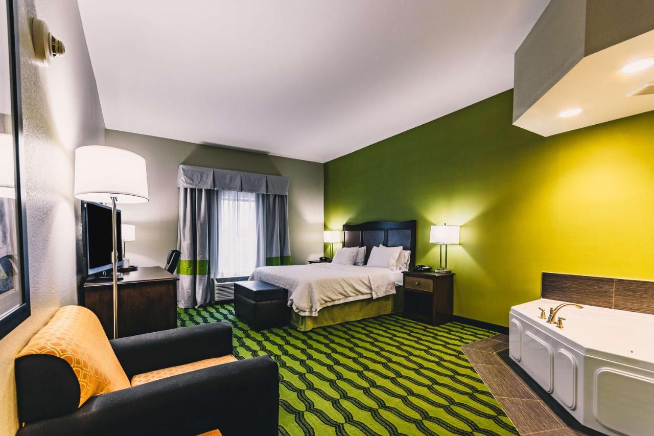 King Room with Spa Bath - Non-Smoking at Hampton Inn Niagara Falls/Blvd