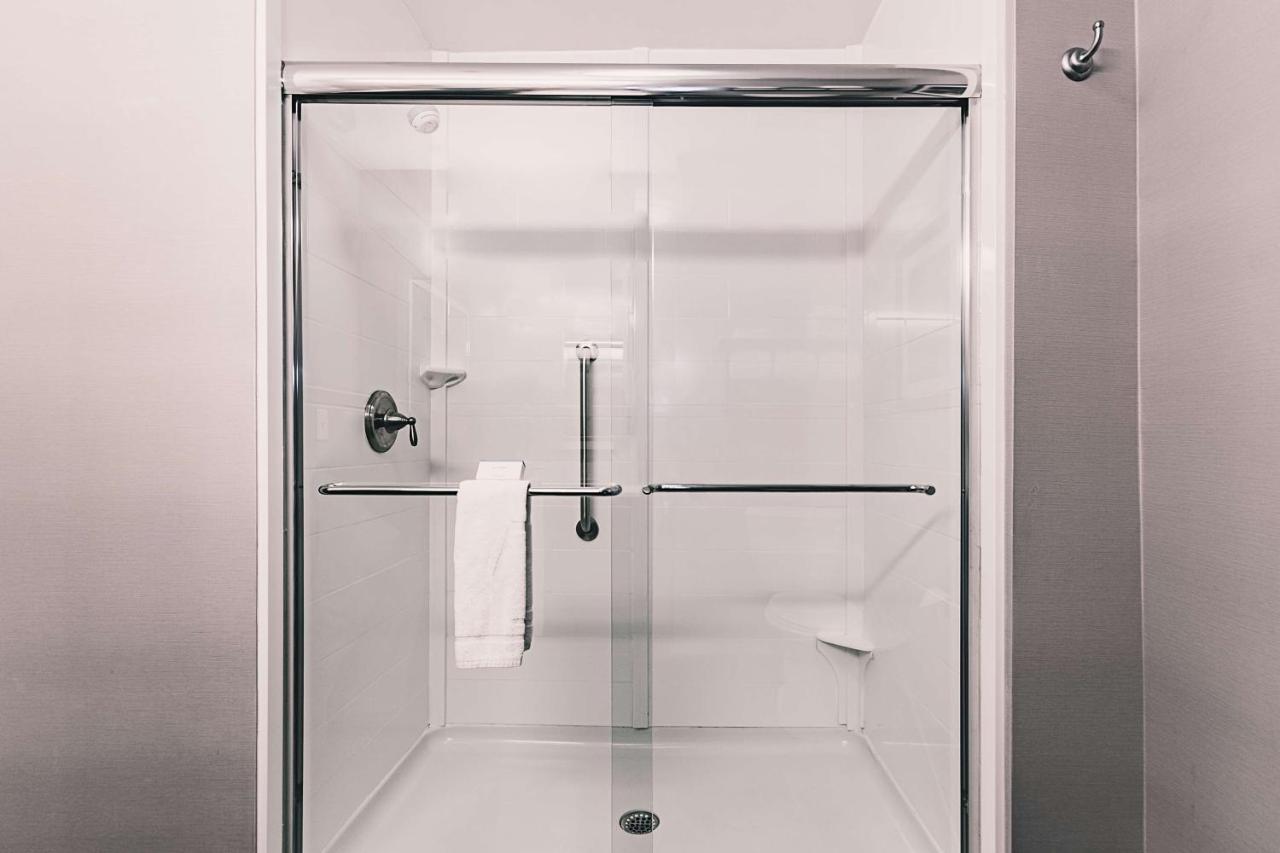 King Room with Spa Bath - Non-Smoking at Hampton Inn Niagara Falls/Blvd
