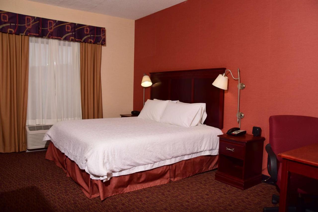 King Room - Hearing Accessible with Roll-In Shower at Hampton Inn Indiana