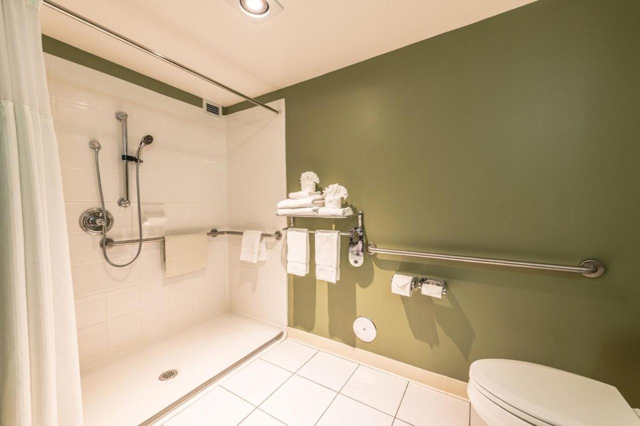 Deluxe Queen Room with Roll in Shower - Disability Access at Maple Tree Inn