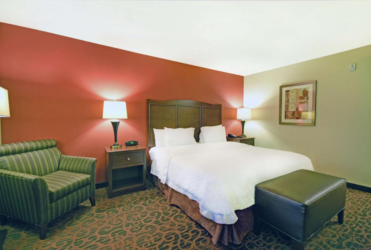 King Room Mobility/Hearingg Accesible with Tub at Hampton Inn Beloit