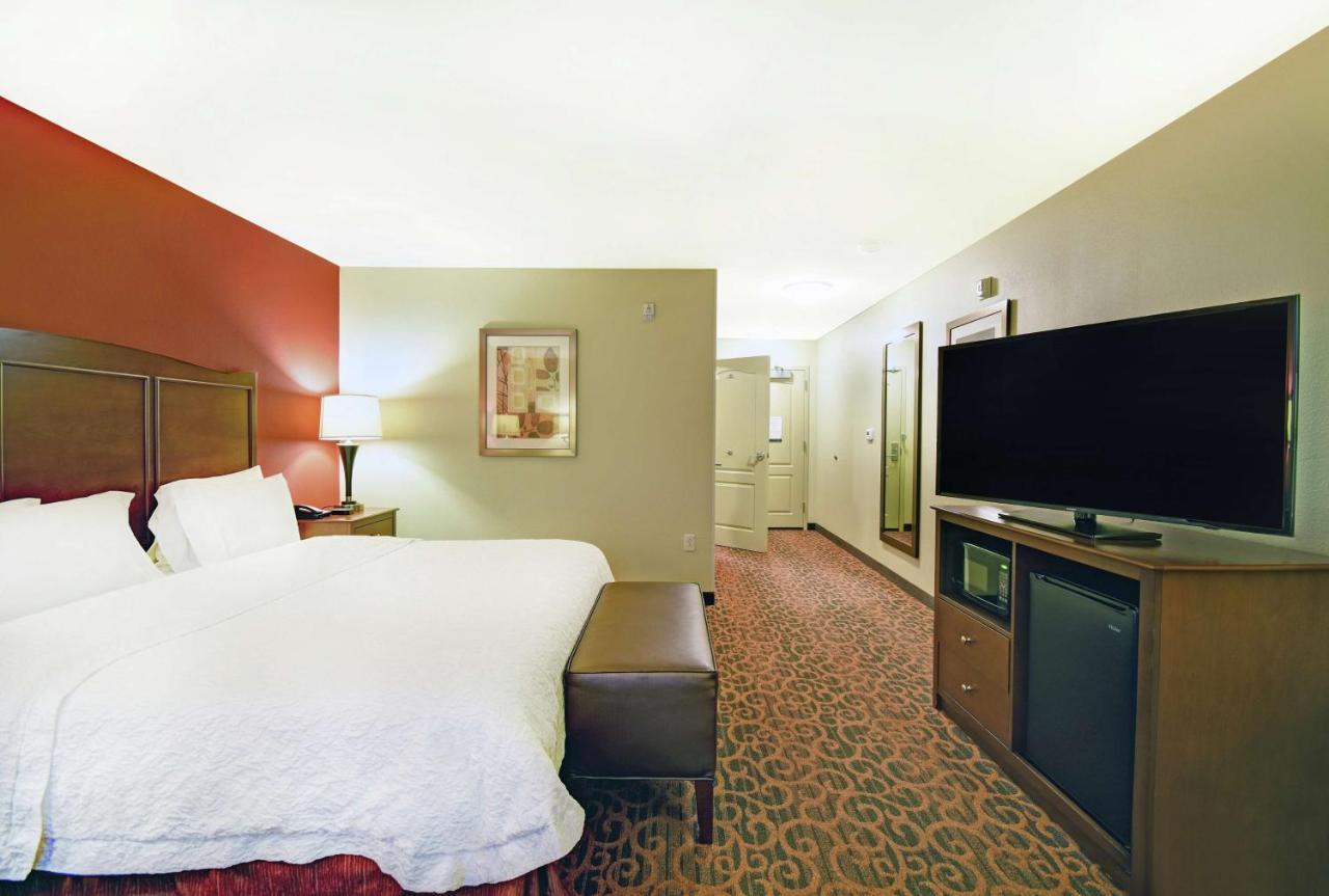 King Room Mobility/Hearingg Accesible with Tub at Hampton Inn Beloit