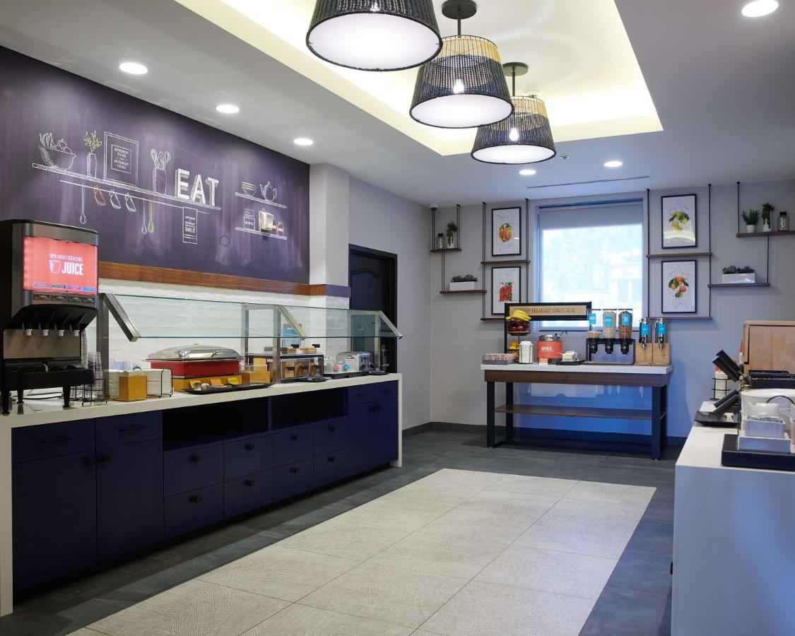 | Hampton Inn & Suites Sherman Oaks
