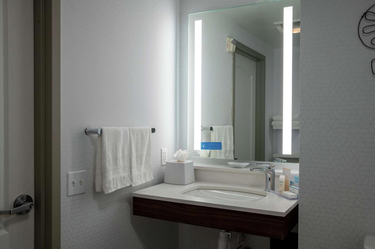| Hampton Inn & Suites Sherman Oaks