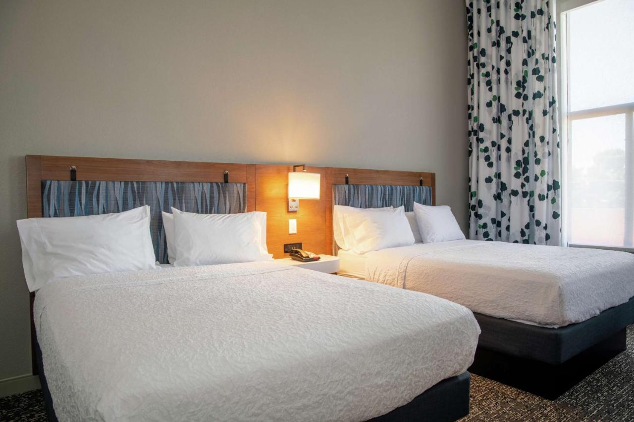 | Hampton Inn & Suites Sherman Oaks