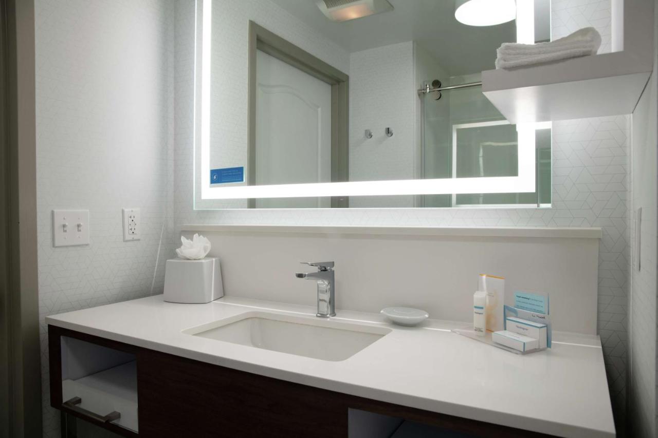 | Hampton Inn & Suites Sherman Oaks