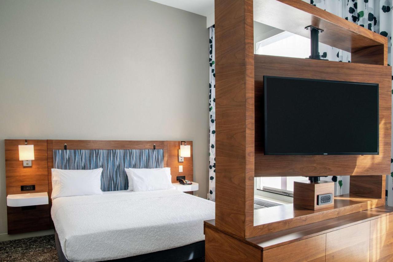 | Hampton Inn & Suites Sherman Oaks