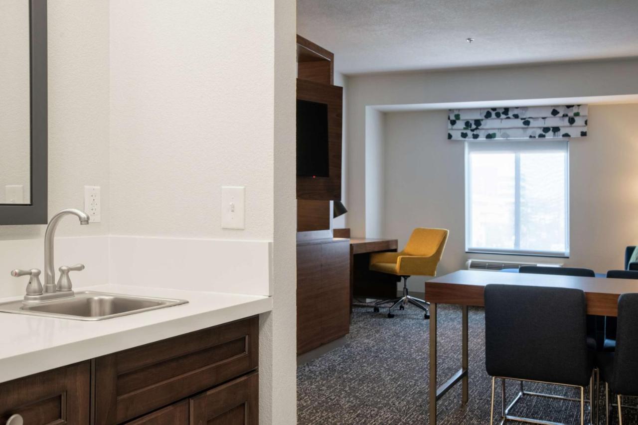| Hampton Inn & Suites Sherman Oaks