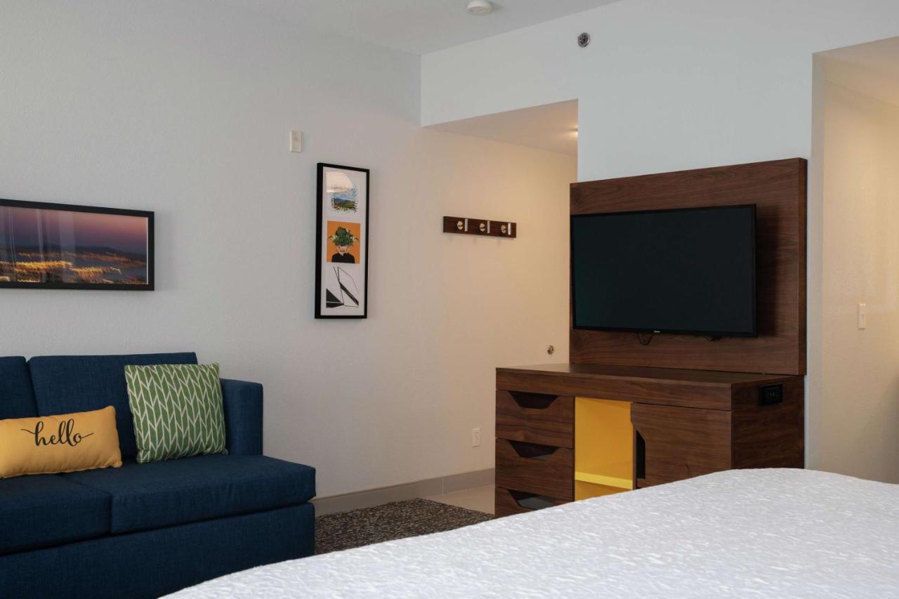 | Hampton Inn & Suites Sherman Oaks