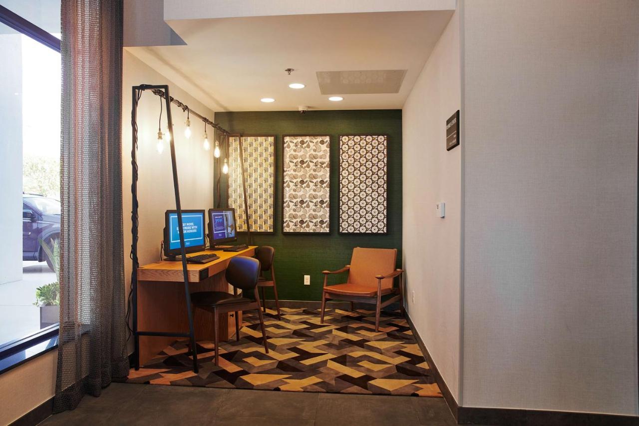 | Hampton Inn & Suites Sherman Oaks