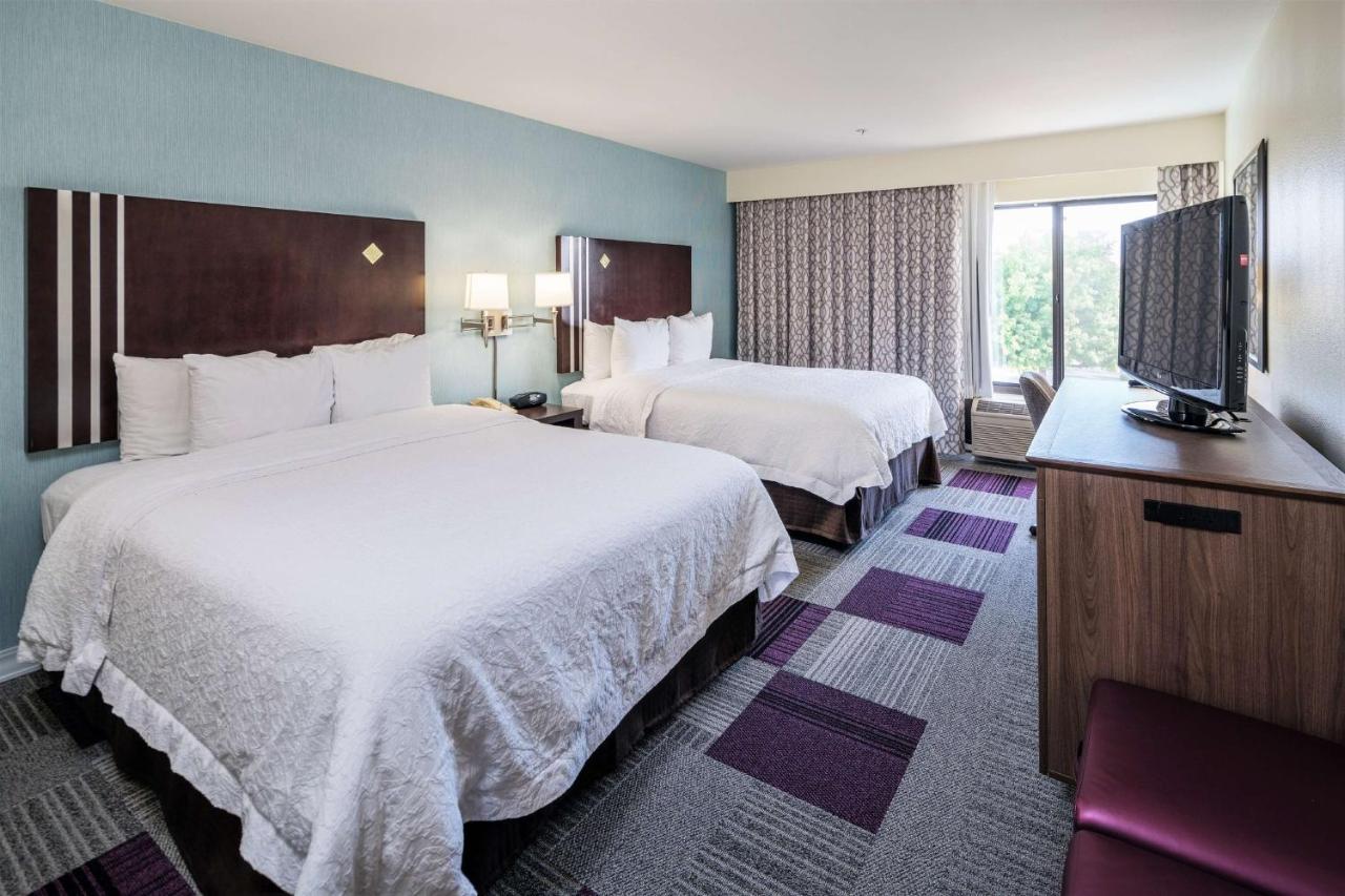 Queen Room with Two Queen Beds - Disability Access at Hampton Inn Livermore