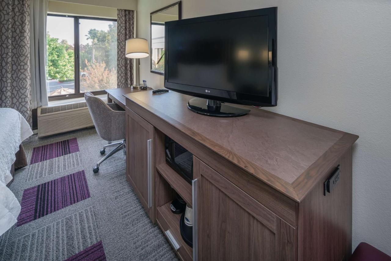 Queen Room with Two Queen Beds - Disability Access at Hampton Inn Livermore