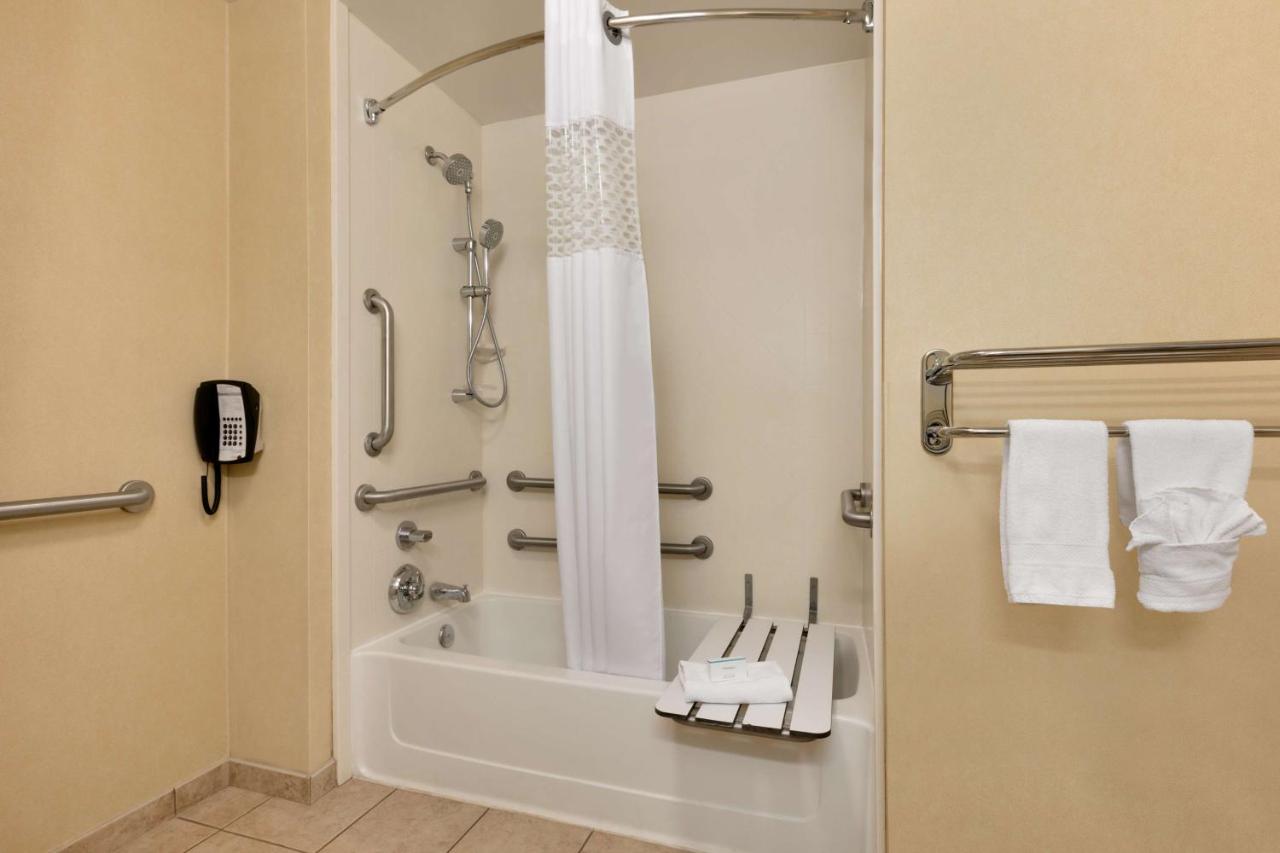King Room - Hearing Accessible with Tub - Non-Smoking at Hampton Inn & Suites Mahwah