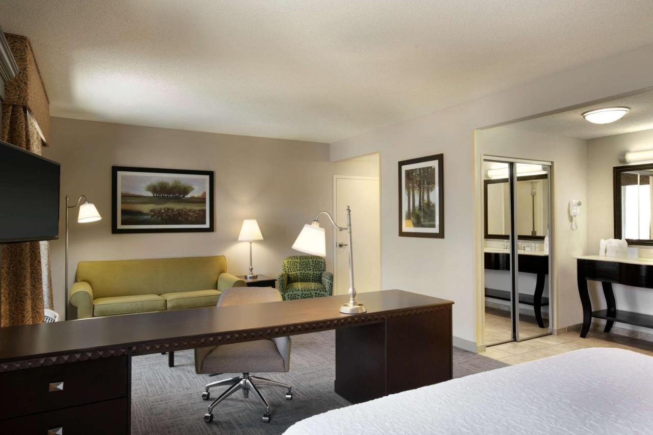 King Room - Hearing Accessible with Tub - Non-Smoking at Hampton Inn & Suites Mahwah
