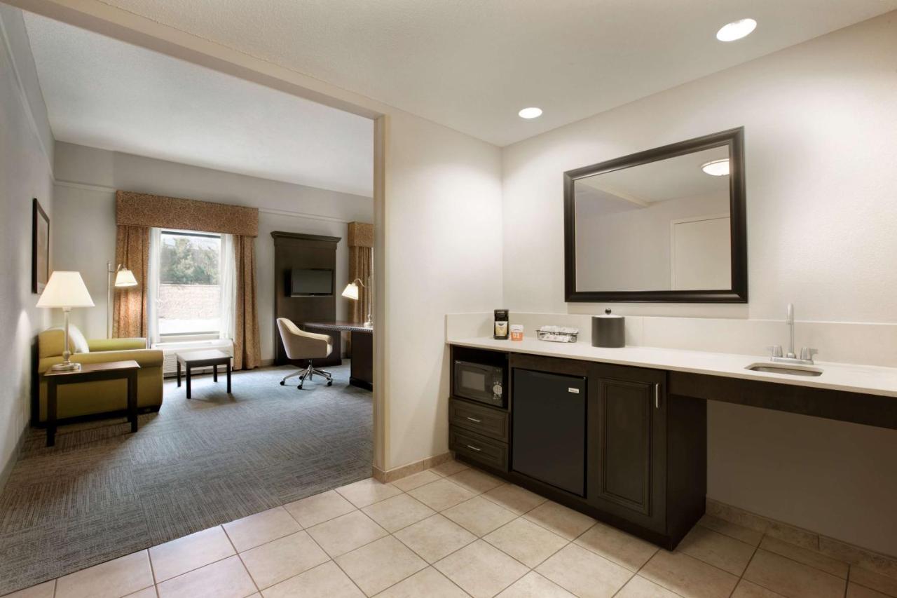 | Hampton Inn & Suites Mahwah