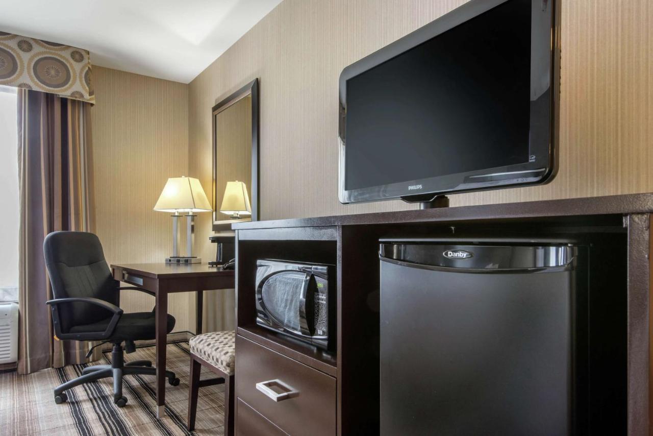 Queen Room with Two Queen Beds at Hampton Inn Meadville