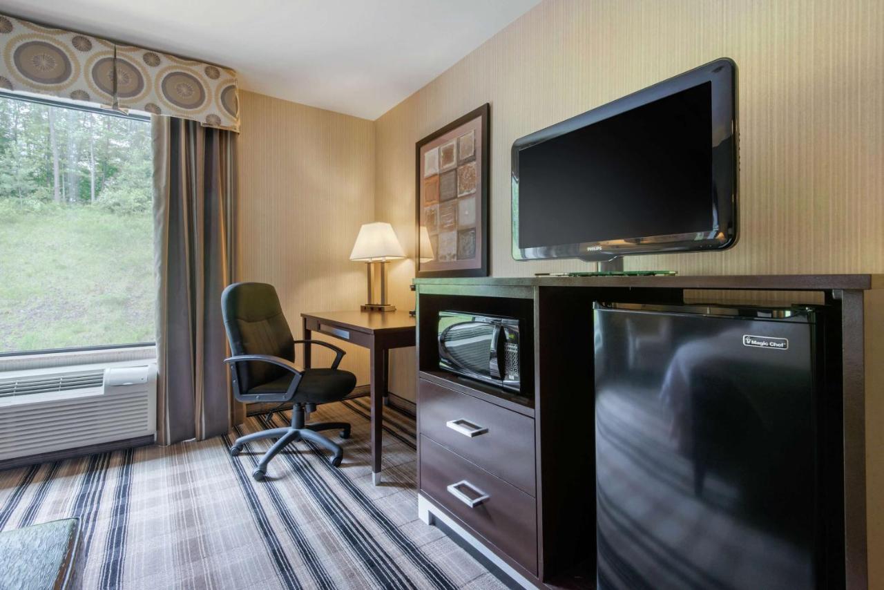 King Room Mobility/Hearing Accessible with Roll In Shower - Non-Smoking at Hampton Inn Meadville